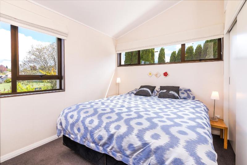 Riverside Villa - Spacious home in a stunning location - image 2