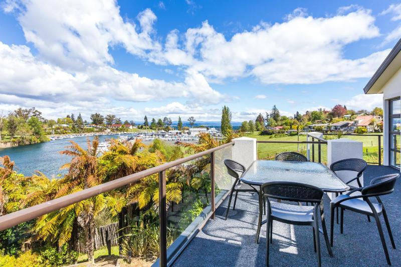 Riverside Villa - Spacious home in a stunning location - image 21