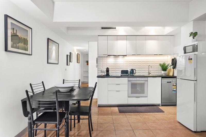 Melbourne 1-Bed Apartment Flinders Street - image 5