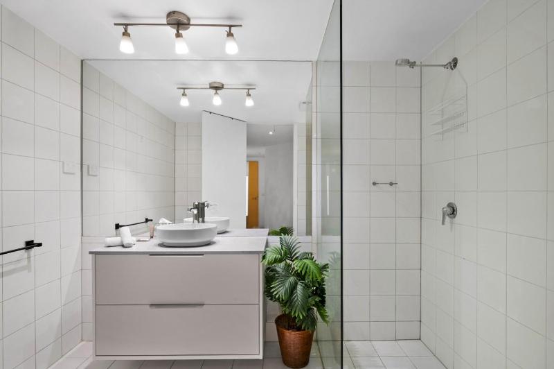 Melbourne 1-Bed Apartment Flinders Street - image 11
