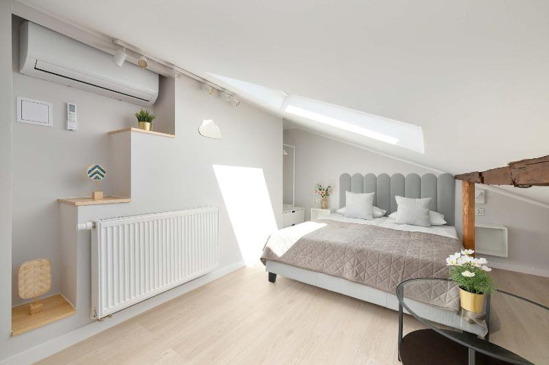 Klimatyzowany Apartament blisko Centrum z 2 Sypialniami by Noclegi Renters - image 3