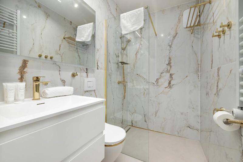 Klimatyzowany Apartament blisko Centrum z 2 Sypialniami by Noclegi Renters - image 9