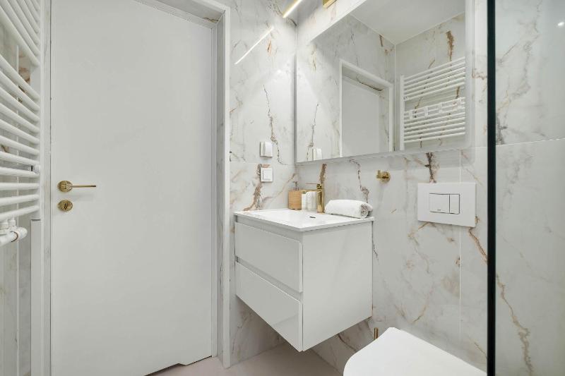 Klimatyzowany Apartament blisko Centrum z 2 Sypialniami by Noclegi Renters - image 5