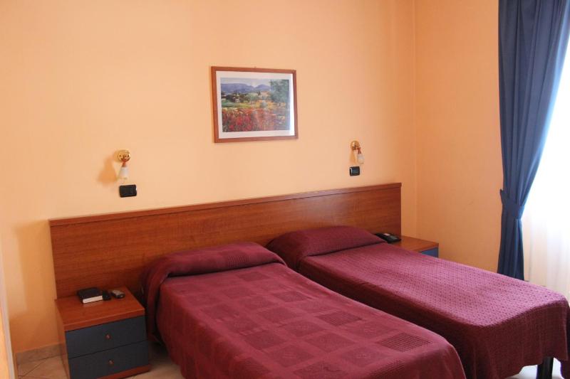 Twin Room image 1
