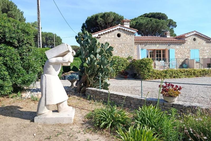 Villa with pool & view of the Gulf of Saint-Tropez - image 13