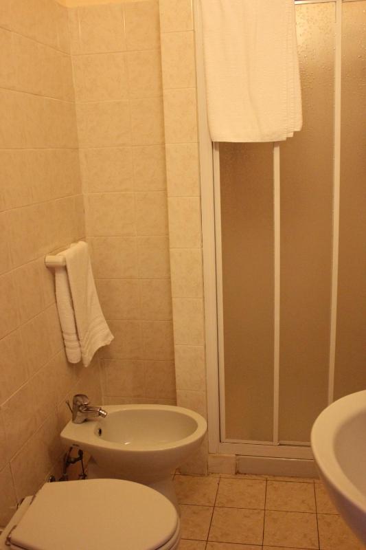 Twin Room image 3