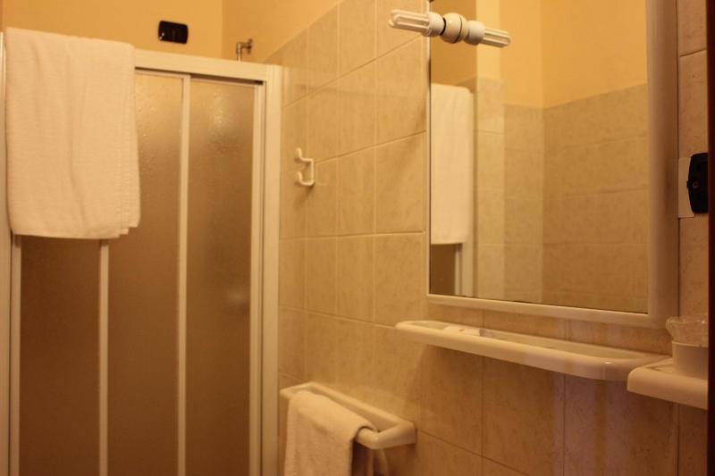 Twin Room image 2