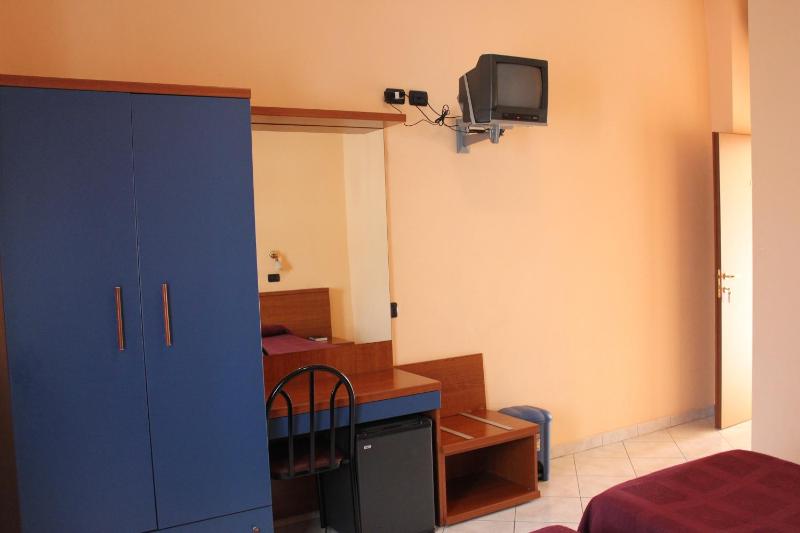 Twin Room image 4