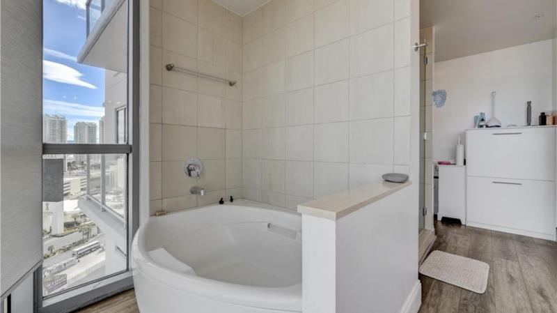 Three Bedroom High Rise with Panoramic City Views - image 10