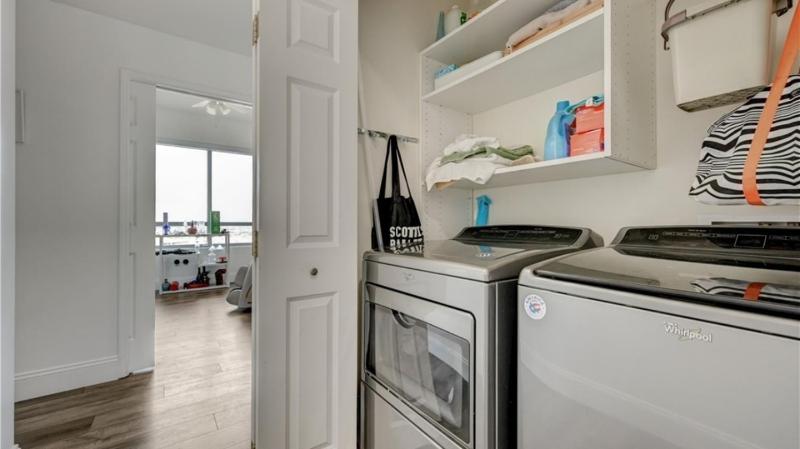 Three Bedroom High Rise with Panoramic City Views - image 12