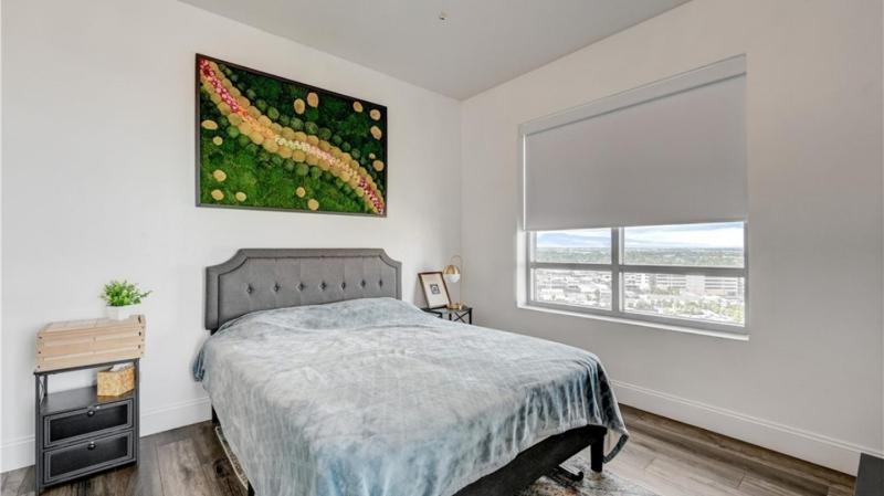 Three Bedroom High Rise with Panoramic City Views - image 11