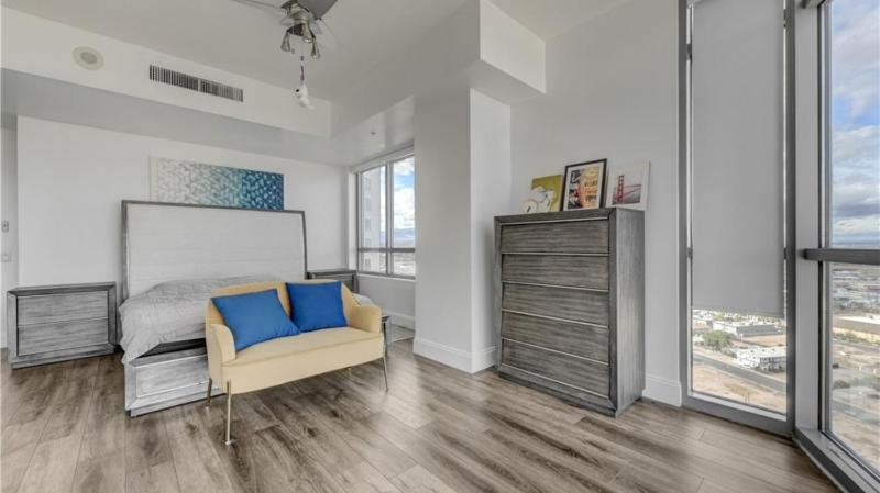 Three Bedroom High Rise with Panoramic City Views - image 13