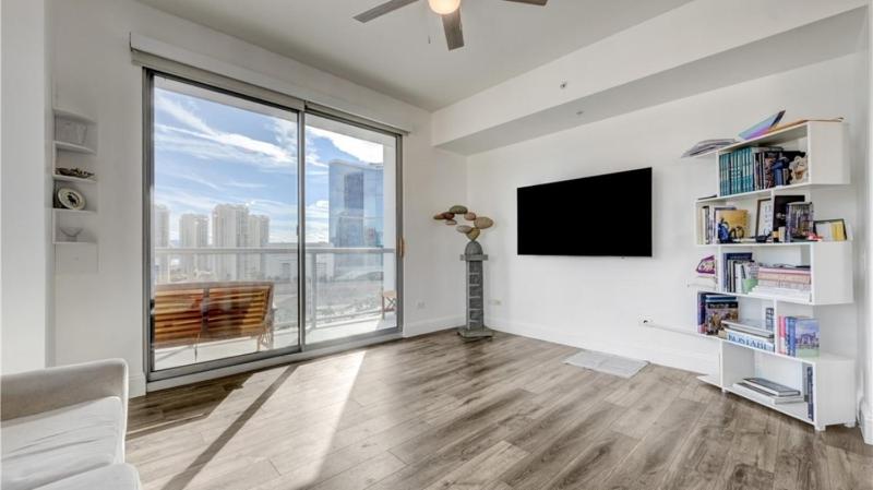 Three Bedroom High Rise with Panoramic City Views - image 7