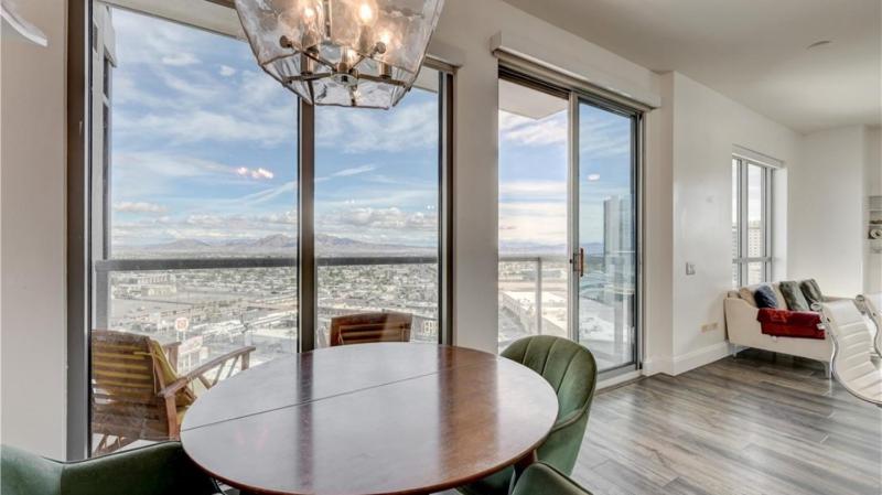 Three Bedroom High Rise with Panoramic City Views - image 14
