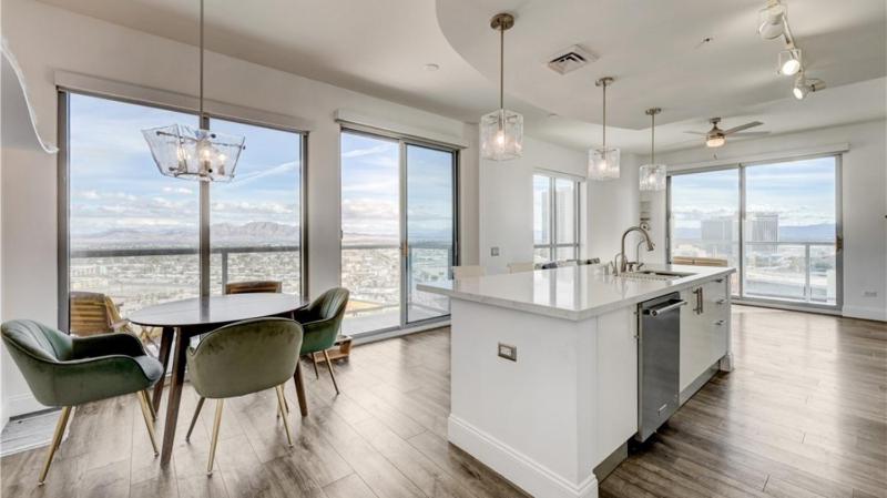 Three Bedroom High Rise with Panoramic City Views - image 3