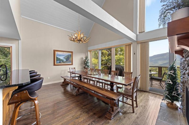 Luxury Chalet 5BR Sleeps 18 Mind-Blowing Views - image 3