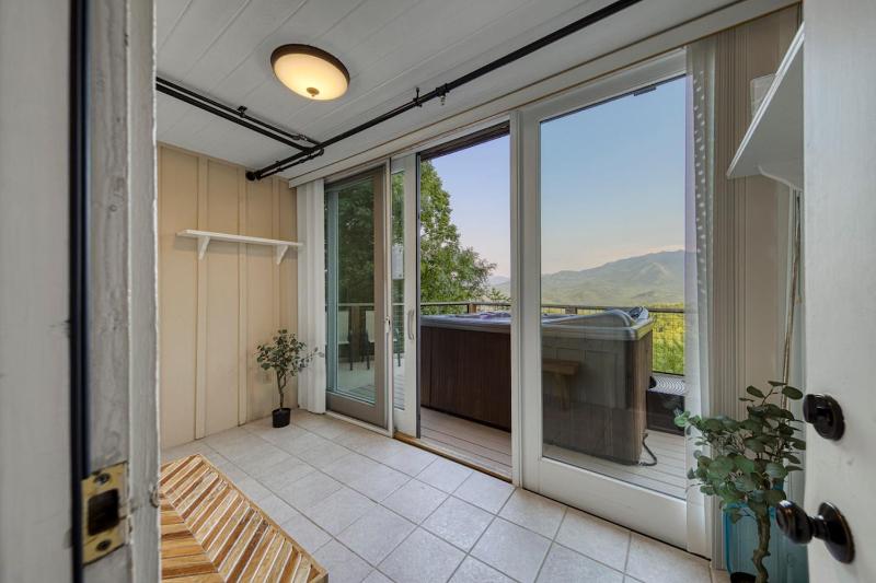 Luxury Chalet 5BR Sleeps 18 Mind-Blowing Views - image 25