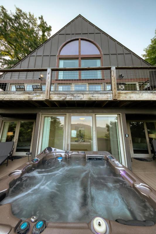 Luxury Chalet 5BR Sleeps 18 Mind-Blowing Views - image 32