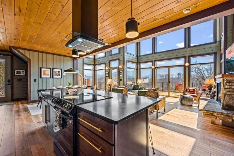 Luxury Cabin Mountain Views Hot Tub & Game Loft - image 24