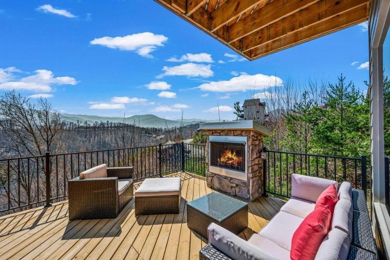 Luxury Cabin Mountain Views Hot Tub & Game Loft - image 22