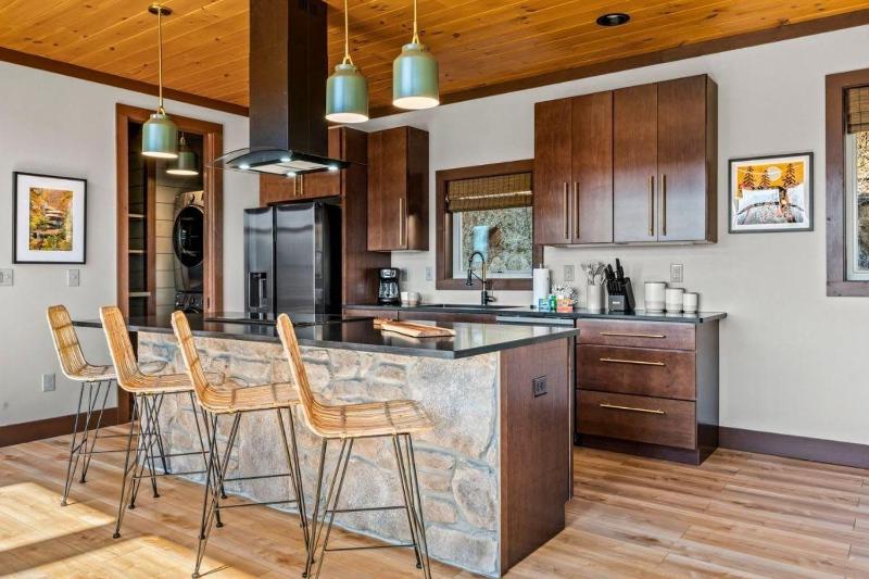 Luxury Cabin Mountain Views Hot Tub & Game Loft - image 3