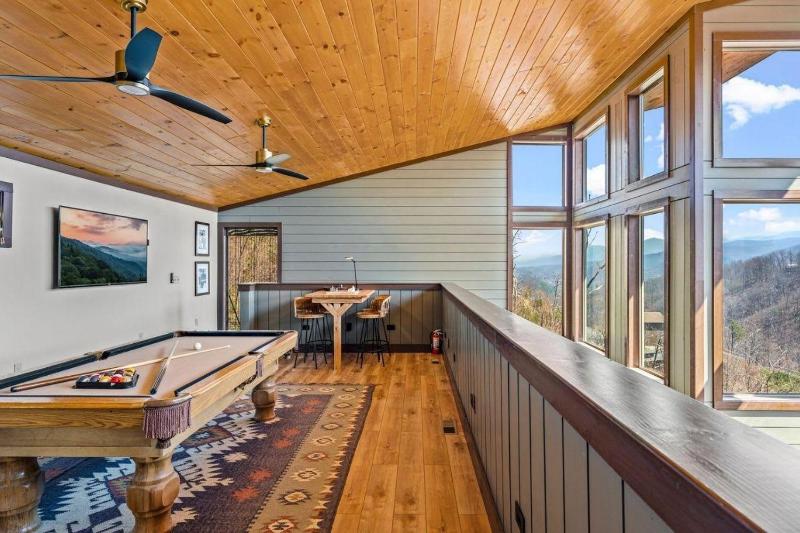 Luxury Cabin Mountain Views Hot Tub & Game Loft - image 26