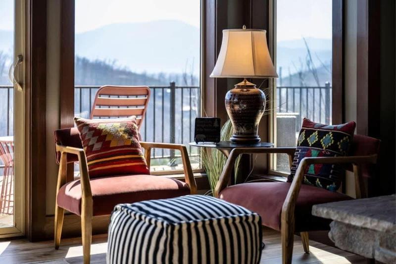 Luxury Cabin Mountain Views Hot Tub & Game Loft - image 2