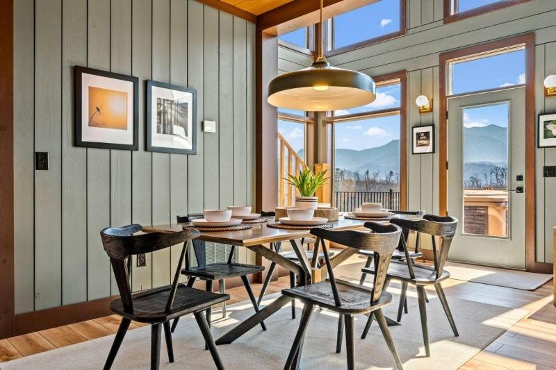 Luxury Cabin Mountain Views Hot Tub & Game Loft - image 7
