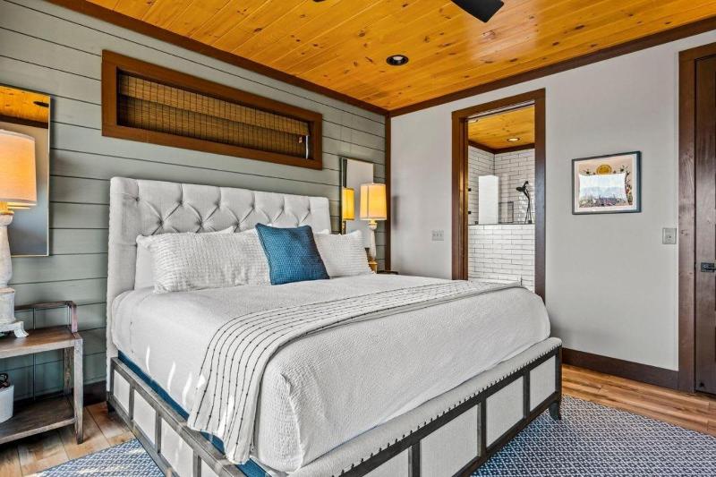 Luxury Cabin Mountain Views Hot Tub & Game Loft - image 35