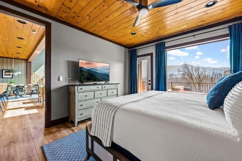 Luxury Cabin Mountain Views Hot Tub & Game Loft - image 40