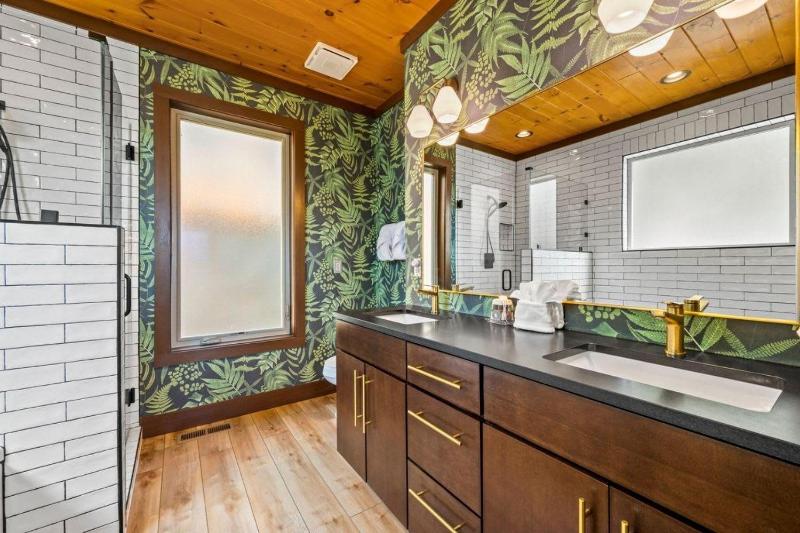 Luxury Cabin Mountain Views Hot Tub & Game Loft - image 20