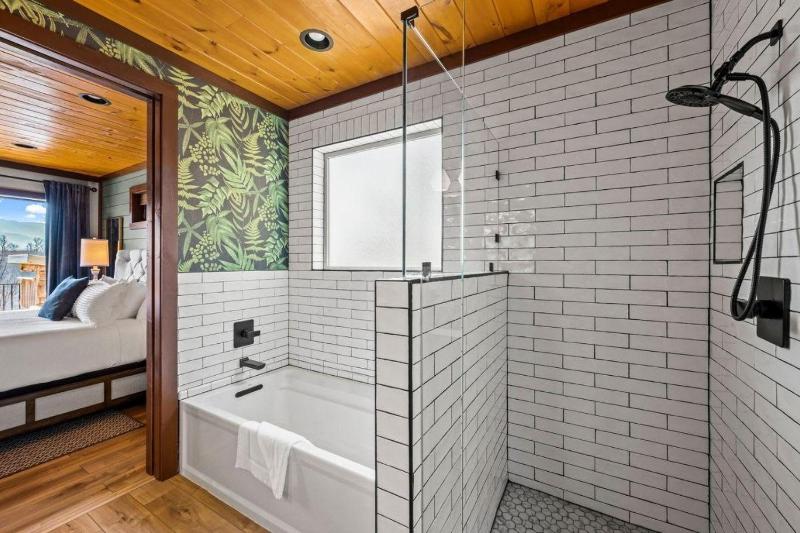 Luxury Cabin Mountain Views Hot Tub & Game Loft - image 17