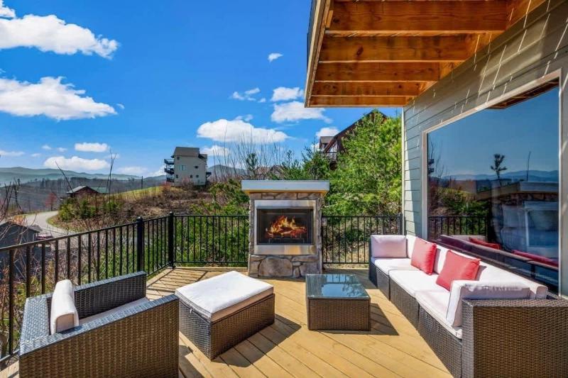 Luxury Cabin Mountain Views Hot Tub & Game Loft - image 30