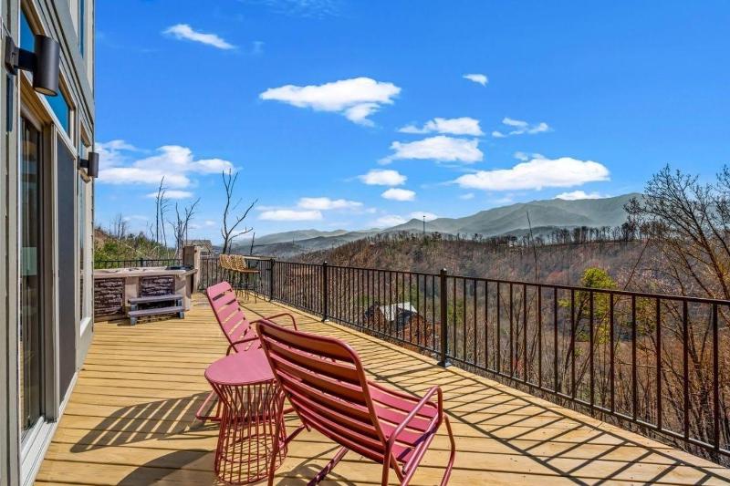 Luxury Cabin Mountain Views Hot Tub & Game Loft - image 42
