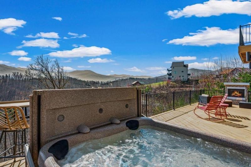 Luxury Cabin Mountain Views Hot Tub & Game Loft - image 28