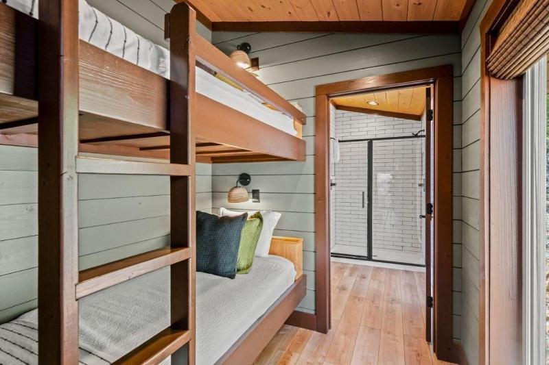 Luxury Cabin Mountain Views Hot Tub & Game Loft - image 16