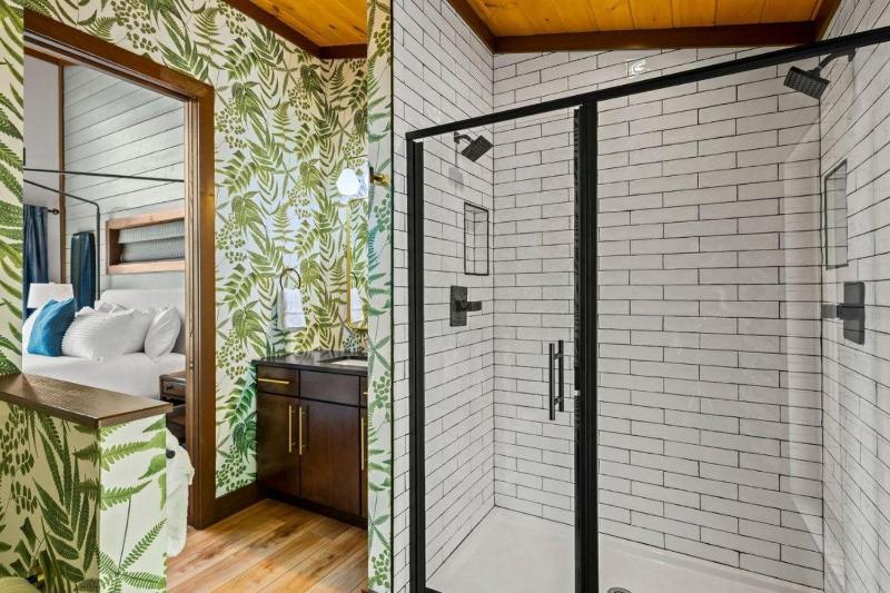Luxury Cabin Mountain Views Hot Tub & Game Loft - image 45
