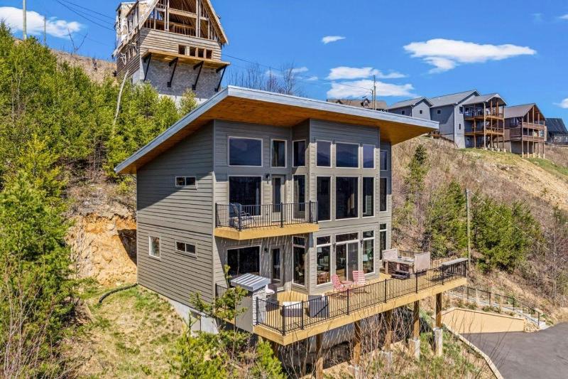 Luxury Cabin Mountain Views Hot Tub & Game Loft - image 21