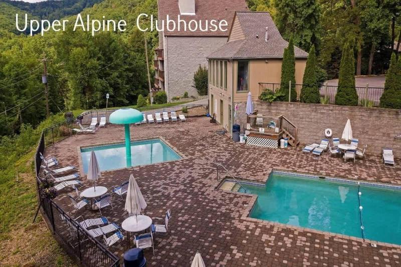 Luxury Cabin Mountain Views Hot Tub & Game Loft - image 32