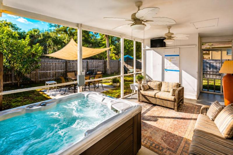 Siesta Key Hot Tub Cottage Sleeps 6 Kid Friendly - image 1