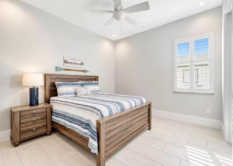 Naples Modern Masterpiece 3BR Pool Spa & Bikes - image 17