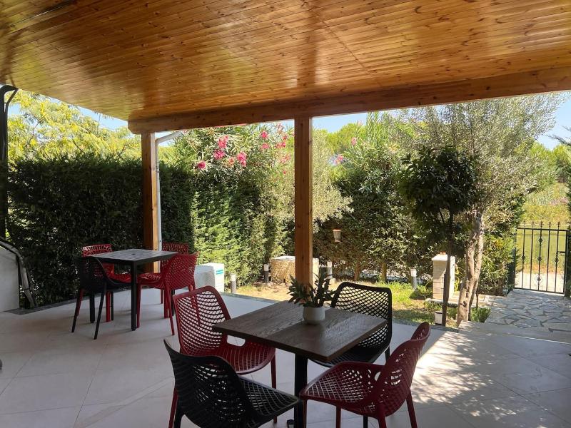 Beachside Flat Gjiri i Lalzit Garden and Balcony - image 8