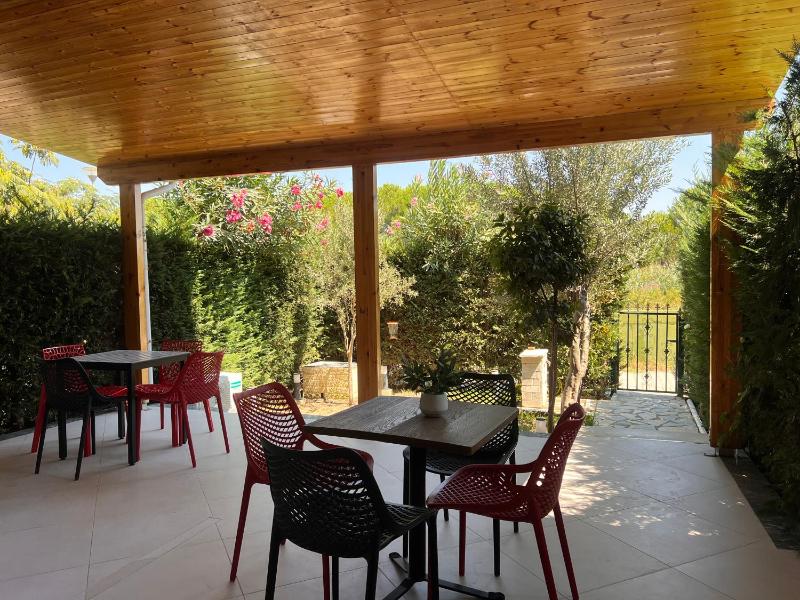 Beachside Flat Gjiri i Lalzit Garden and Balcony - image 3