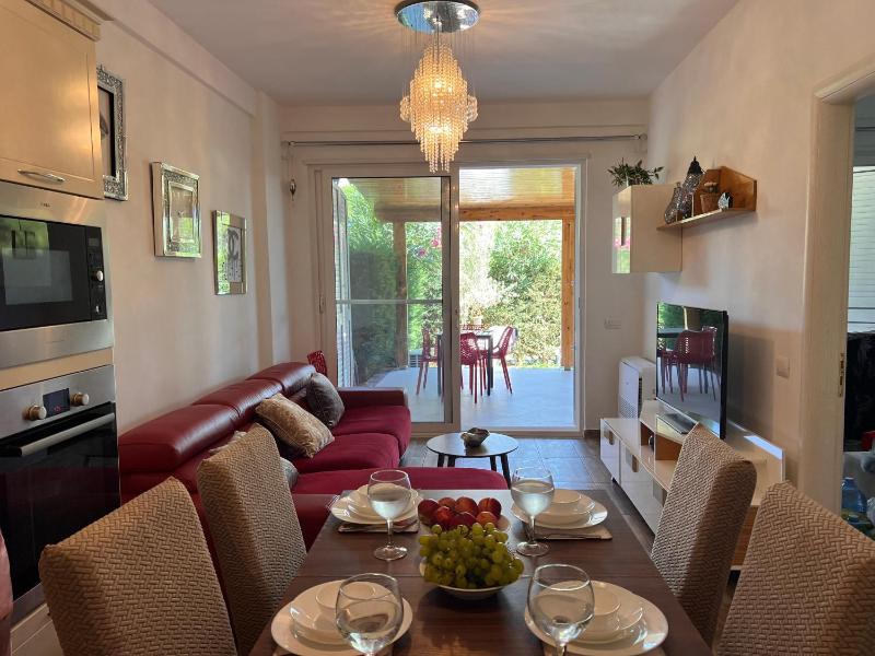 Beachside Flat Gjiri i Lalzit Garden and Balcony - image 10