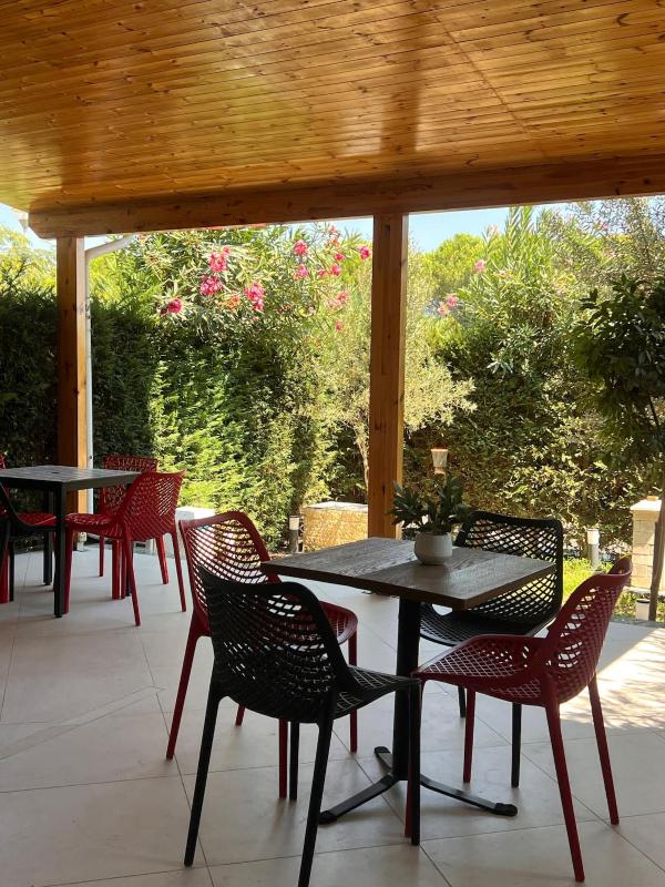 Beachside Flat Gjiri i Lalzit Garden and Balcony - image 11