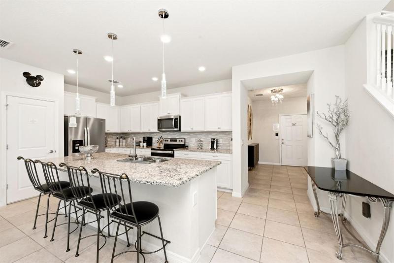 Sleek 5BR Home near Disney Pool & Park - image 10