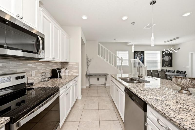 Sleek 5BR Home near Disney Pool & Park - image 5