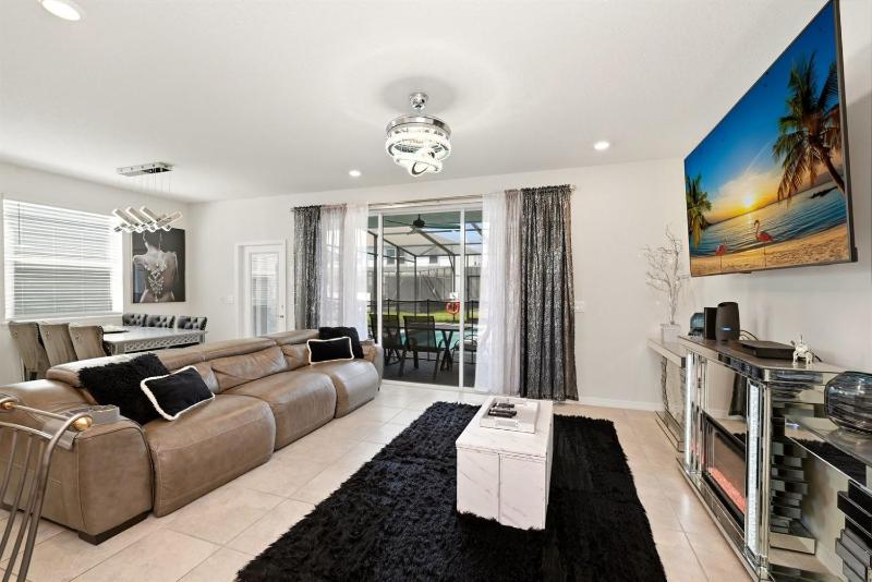 Sleek 5BR Home near Disney Pool & Park - image 39