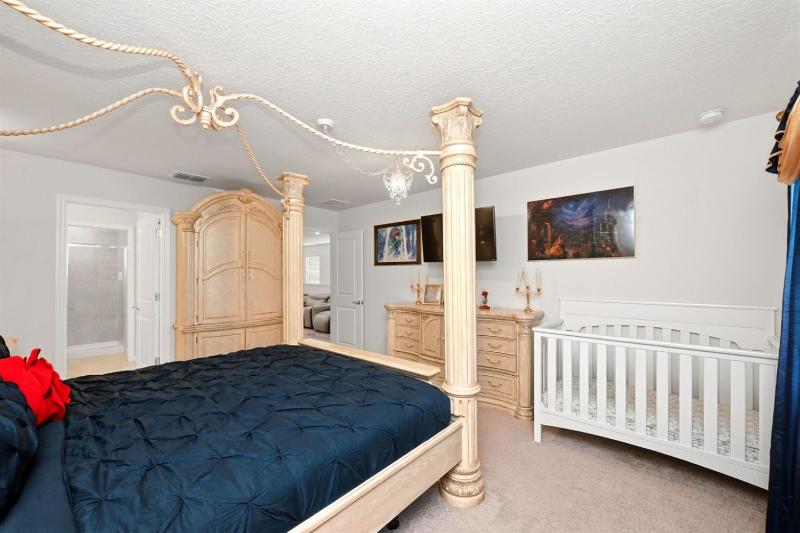 Sleek 5BR Home near Disney Pool & Park - image 40