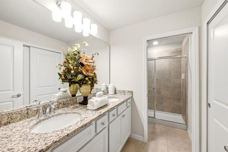 Sleek 5BR Home near Disney Pool & Park - image 14
